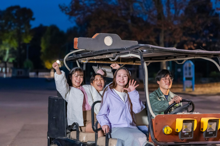  ▲住宿旅客限定，可以在靜謐的夜晚巡遊、體驗與白日截然不同的動物園。　圖：Booking Resort／提供