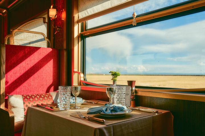 「絲路夢享號」高端火車之旅，提供超越5星酒店的頂級服務。　圖：台灣中國旅行社／提供