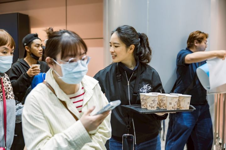 ▲在機場為團員準備無咖啡因的熱茶。　圖：何時旅遊／提供
