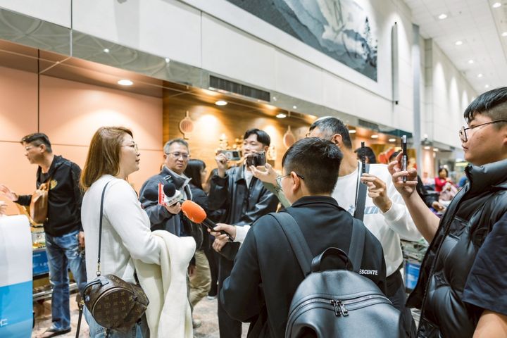 ▲團員抵達後接受記者採訪。　圖：何時旅遊／提供