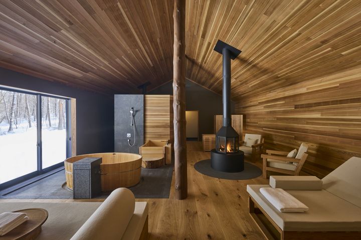 Azuma Farm Koiwai 共計24間別墅式獨棟客房，以木製建材呼應周邊的原始森林（圖為溫泉設施）。　圖：Heavens Portfolio／提供