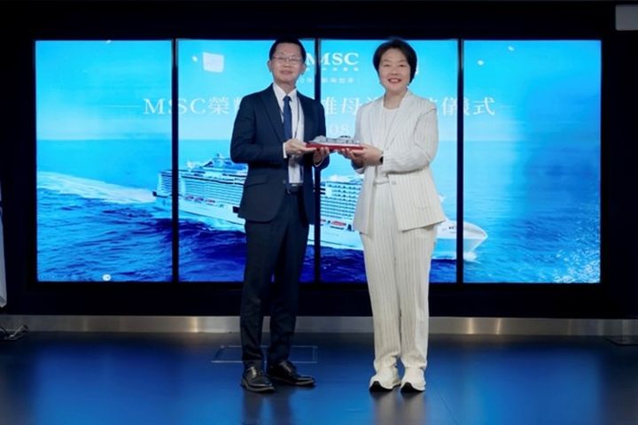 ▲MSC 地中海郵輪及 Explora Journeys 意鉑奢華郵輪大中華區總裁黃瑞玲致贈禮物予高雄市政府祕書長郭添貴。　圖：MSC地中海郵輪／提供