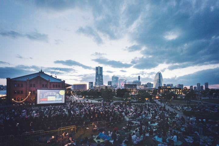 入夜後進入戶外電影院「海濱影廳」將開始播放精選電影，是難得的戶外體驗。　圖：橫濱紅磚瓦倉庫／提供