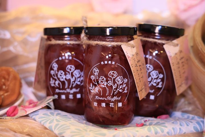 ▲「晴光商圈」於「幸福市集」販賣玫瑰花釀等優質產品。　圖：臺北市政府工務局／提供