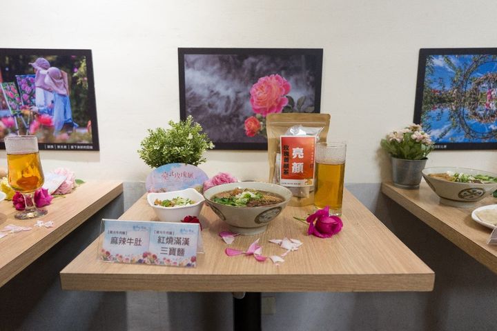 ▲「晴光牛肉麵」於玫瑰展期間，提供「誠意中西藥局」出品的玫瑰養顏茶讓民眾享用。　圖：臺北市政府工務局／提供