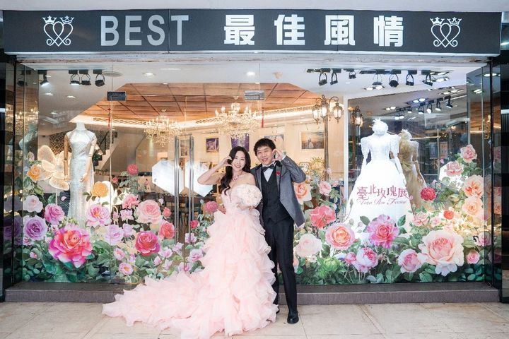 ▲最佳風情國際婚紗店面貼上玫瑰窗景更顯浪漫。　圖：臺北市政府工務局／提供