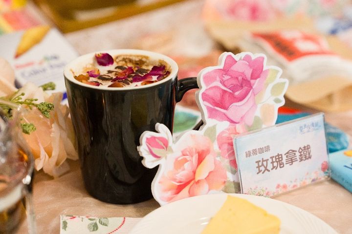 ▲「Lotty cafe 綠蒂咖啡」推出玫瑰拿鐵及玫瑰花茶。　圖：臺北市政府工務局／提供