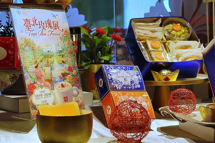 ▲「歐華酒店」推出玫瑰拿鐵及玫瑰花茶，可以搭配歐麗蛋糕房的甜點品嚐。　圖：臺北市政府工務局／提供