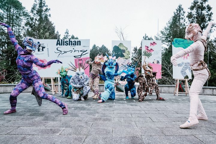 ▲「光鍊劇團」帶來《山谷幻境・神獸樂舞》，以面具藝術融合自然山林，帶領遊客走進奇幻春日之旅。　圖：林業及自然保育署／提供