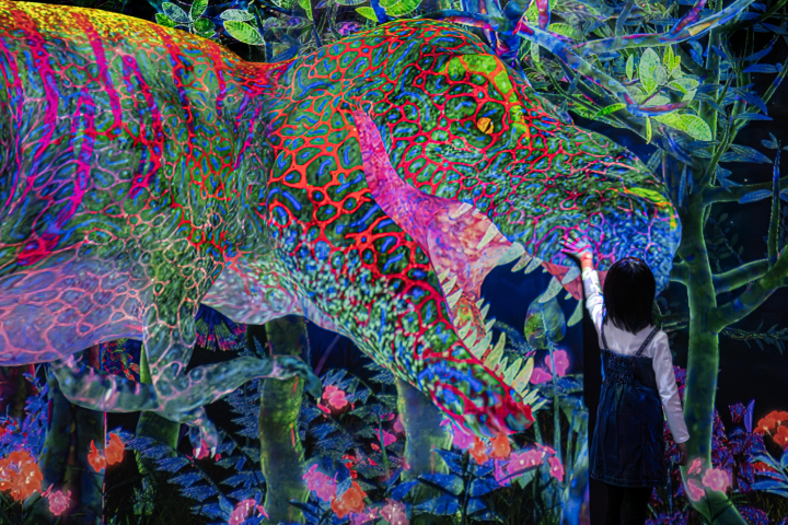 色彩斑斕的恐龍近在眼前，隨著觀者動作改變行進方向，打造彷彿置身遠古叢林的沉浸式空間。　圖：teamlab／提供
