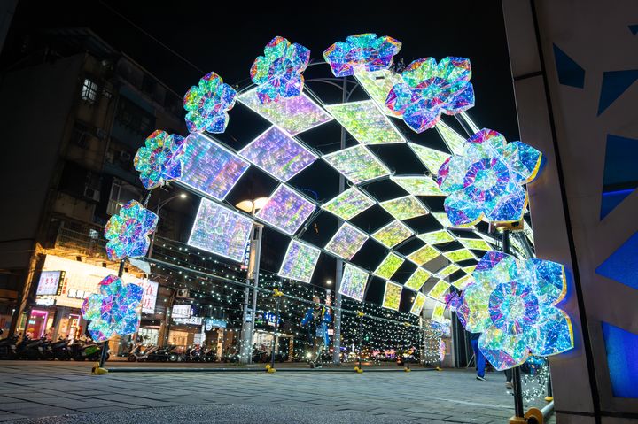 ▲入口意象燈飾璀璨點亮，迎接每一位來到中港河廊的遊客。　圖：新北市政府水利局／提供