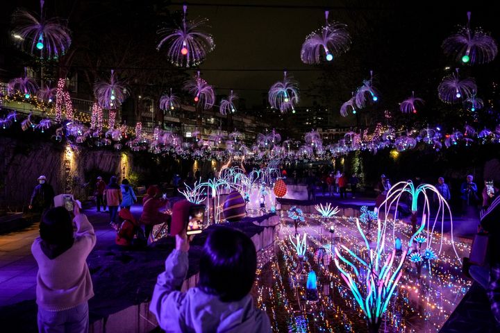 浪漫燈飾點亮中港河廊夜間景緻，讓河道在夜色中閃耀動人。　圖：新北市政府水利局／提供