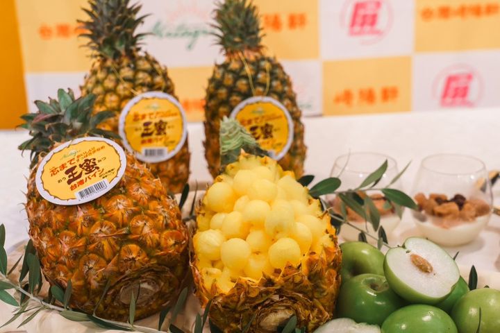 「崎陽軒」引進屏東鳳梨及蜜棗鮮果販售。　圖：屏東縣政府農業處／提供