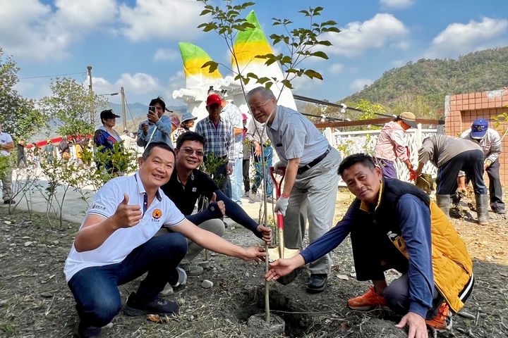 ▲茂管處、六龜育幼院師生與六龜當地居民，共同種下象徵希望與活力的樹苗。　圖：茂林國家風景區管理處／提供