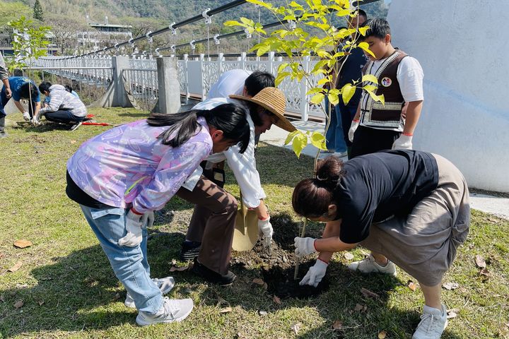 ▲六龜育幼院的院生們親手在土坑中扶正樹苗、踏實土層。　圖：茂林國家風景區管理處／提供