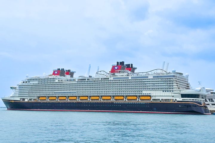 ▲亞洲第一艘迪士尼遊輪「迪士尼探險號」（Disney Adventure），03/10起正式在新加坡啟航。　圖：可樂旅遊／提供