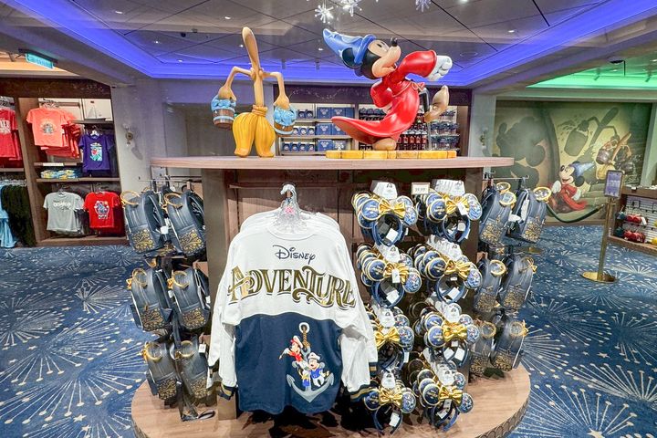 ▲紀念品商店販售各式各樣「迪士尼探險號」限定主題商品，從米奇造型配件、角色T恤，到飾品與絨毛玩偶，通通都能找得到。　圖：可樂旅遊／提供