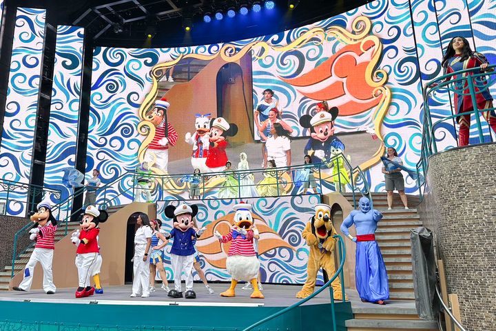 ▲船上將舉辦各式各樣精彩的表演活動，可以和米奇船長、米妮船長一起參加派對，在海上開心慶祝奇幻旅程。　圖：可樂旅遊／提供