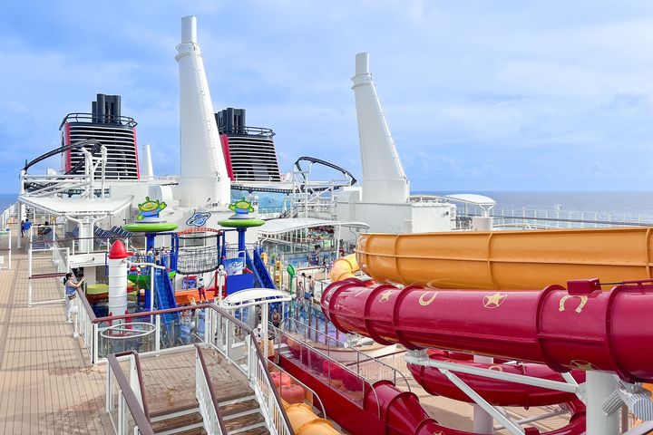 「迪士尼探險號」甲板上除了有超過250公尺、全球最長海上雲霄飛車，還有家庭泳池、水滑梯和互動戲水區等設施。　圖：可樂旅遊／提供 