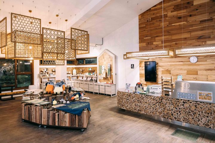 ▲一館為「旅遊諮詢處ｘ山林製造」，由國產材與回收小徑木再製的裝置牆面，也是桃園市首間「山林製造賣店」。　圖：林業保育署新竹分署／提供