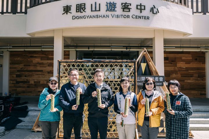 嶄新遊客中心前與會貴賓合影。　圖：林業保育署新竹分署／提供 