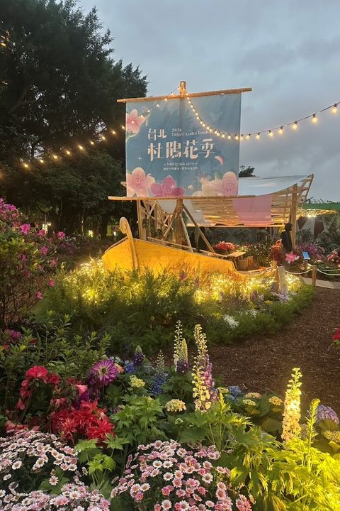 ▲夜間的燈光襯托，更添《拾花號 A’rk》浪漫氛圍。　圖：臺北市政府工務局／提供