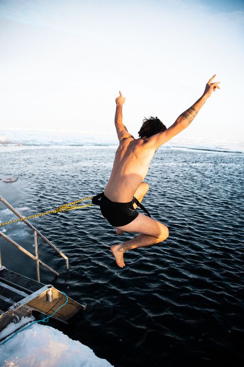 ▲令人難忘的極地跳水。　圖：太平洋旅行社（©PONANT-JulienFabro／指揮官夏古號）／提供