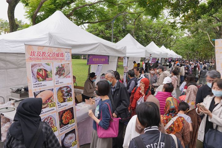 ▲「清真市集」集結多元特色攤位，不用出國也能感受濃厚異國文化氛圍。（資料照：2025臺北開齋節歡慶活動）　圖：臺北市政府觀光傳播局／提供