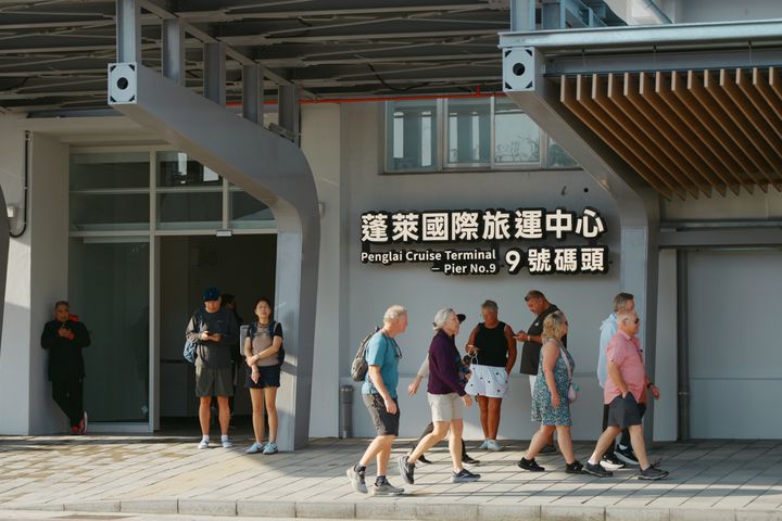 ▲郵輪旅客自蓬萊國際旅運中心步行至「駁二藝術特區」與「棧貳庫KW2」。　圖：臺灣港務股份有限公司／提供