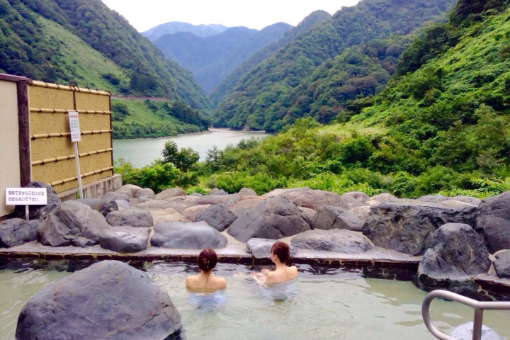 位在宇奈月湖的日歸溫泉「櫪之湯」。　 圖：黒部・宇奈月溫泉觀光局／提供