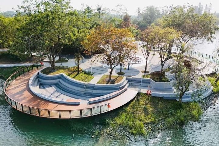 遊客可在虎頭埤沿湖欣賞綠意美景。　圖：台南市政府觀光旅遊局／提供