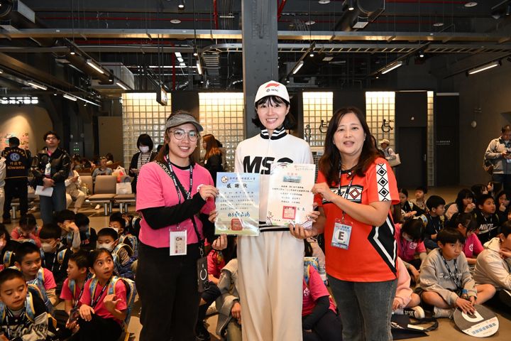 ▲登輪體驗活動也特別頒發感謝狀以茲紀念。　記者-陳妍潔／攝