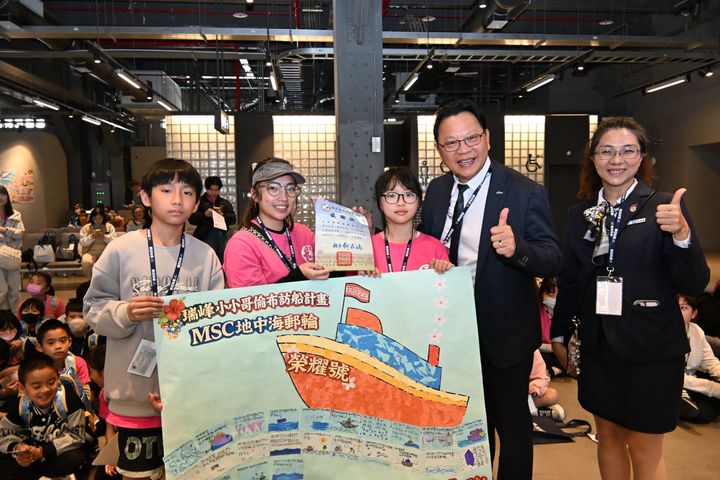 ▲登輪學童親手繪製紀念海報，展現夢想。　圖：尊榮假期／提供