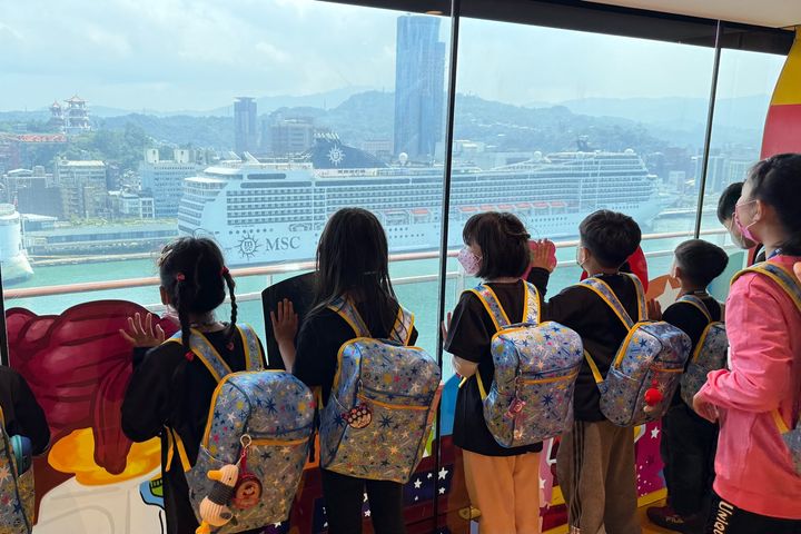 ▲孩童們來到基隆港，近距離感受 MSC 榮耀號豪華郵輪的魅力。　記者-陳妍潔／攝