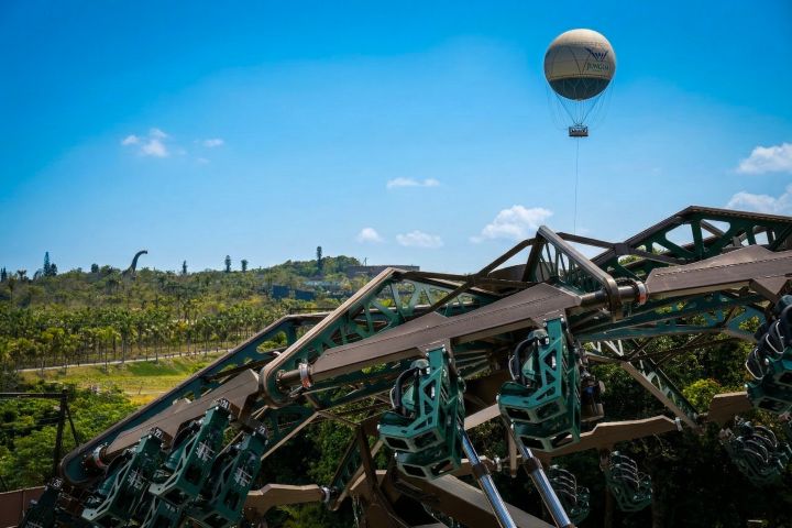 沖繩大型主題樂園「JUNGLIA」，結合恐龍與山原自然地形打造多項戶外冒險設施。　圖：Japan Entertainment／提供