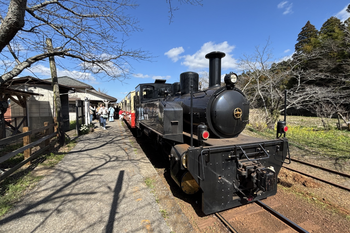 「房總里山小火車」停靠鄉間車站，復古蒸氣列車與田園景色交織出濃厚懷舊氛圍。　圖：向日遊／提供