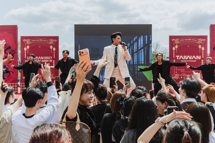 ▲越南市場臺灣觀光代言人 Isaac 現場獻唱為臺灣量身創作之歌曲，高人氣炒熱全場氣氛。　圖：觀光署／提供