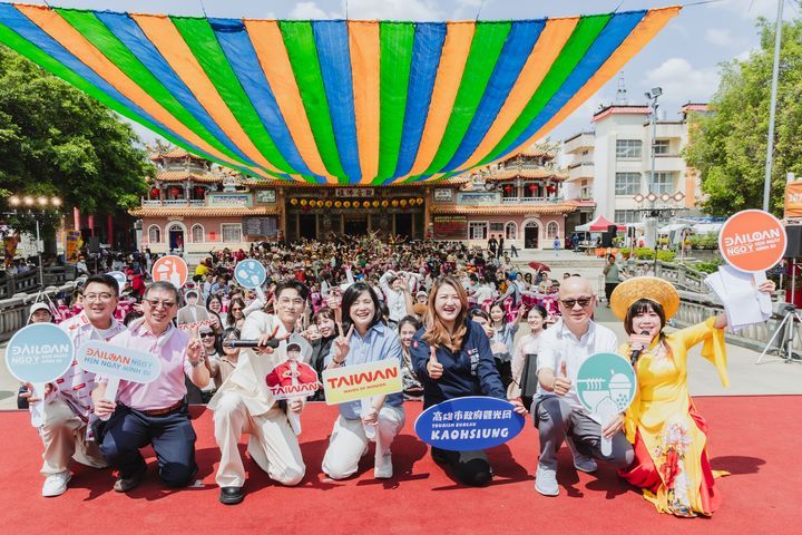 交通部觀光署在高雄內門辦理「台灣百味（ways）」辦桌活動，邀集400位越南旅客來臺品嚐總鋪師經典手路菜。　圖：觀光署／提供