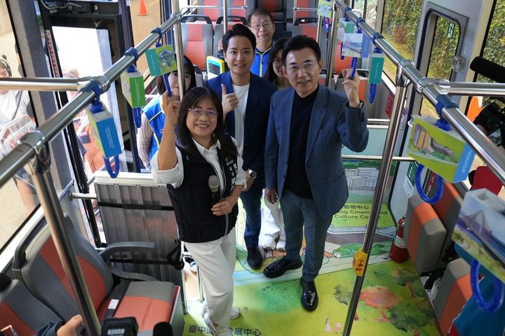 ▲觀旅局長陳美秀帶領立委體驗－台灣好行「555機場快捷線」。　圖：臺中市政府觀光旅遊局／提供