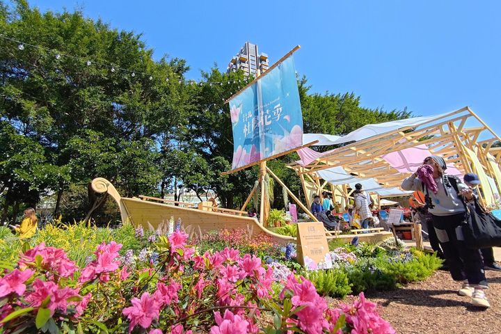 ▲大安森林公園「拾花號」花屋內有許多不同植栽搭配杜鵑展示。　圖：臺北市政府工務局／提供
