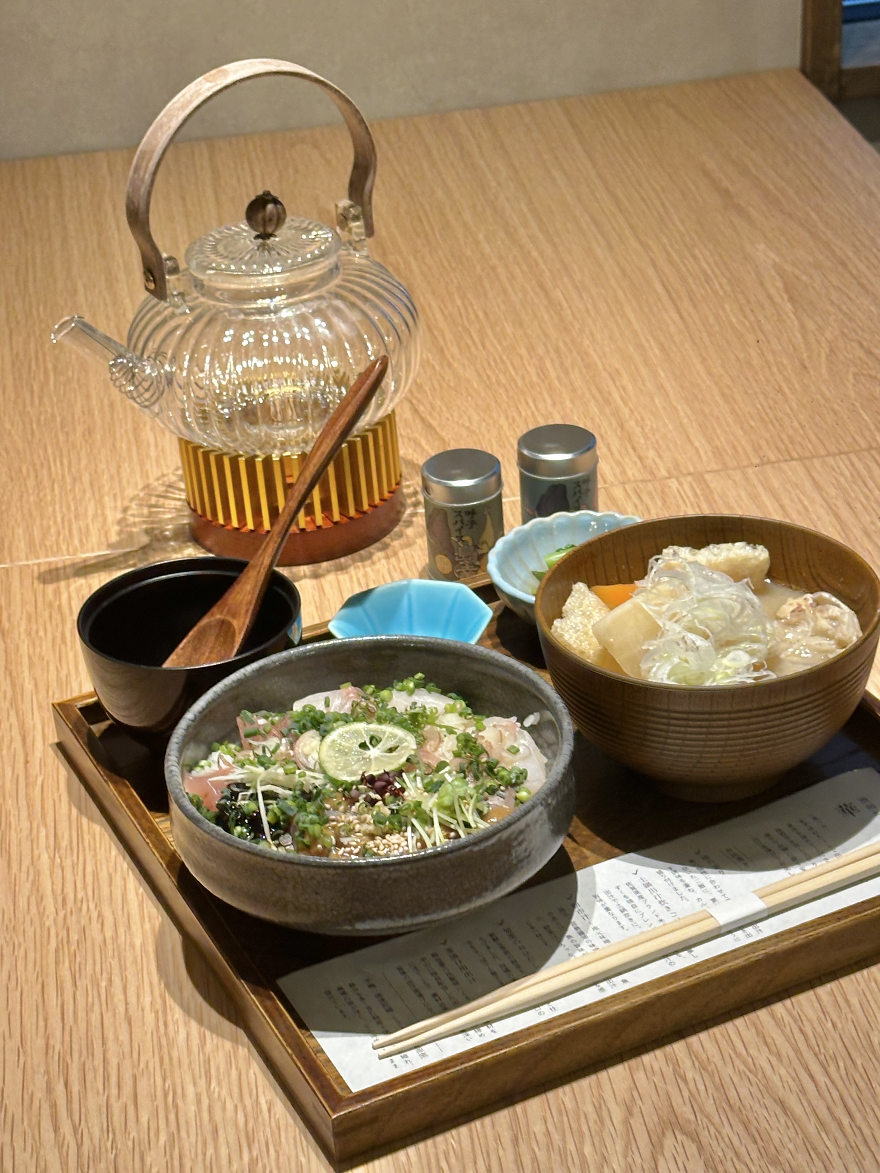 ▲「甚六朝市食堂」提供精緻版早餐〜時令鮮魚湯泡飯。圖：蔡雅雯╱攝