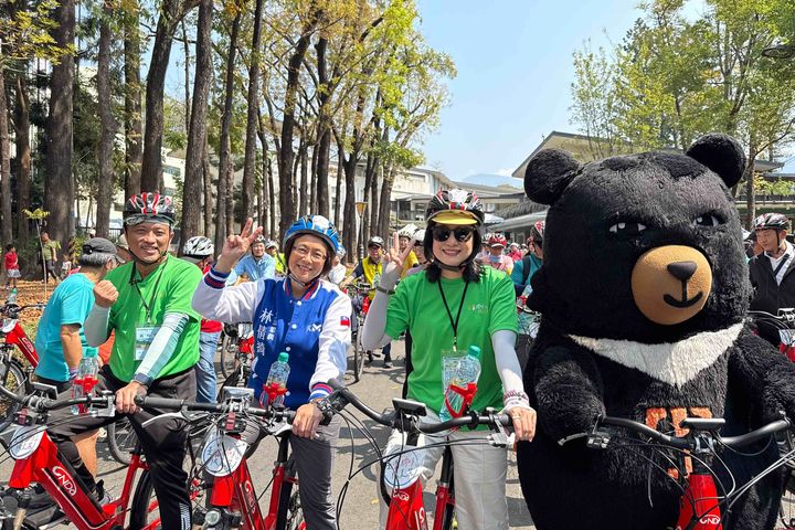 ▲交通部觀光署陳玉秀署長(右)、林倩綺立委(中)、景區發展組黃怡平組長(左)及喔熊組長相約車友，在美濃田園間悠遊開騎。　圖：交通部觀光署／提供