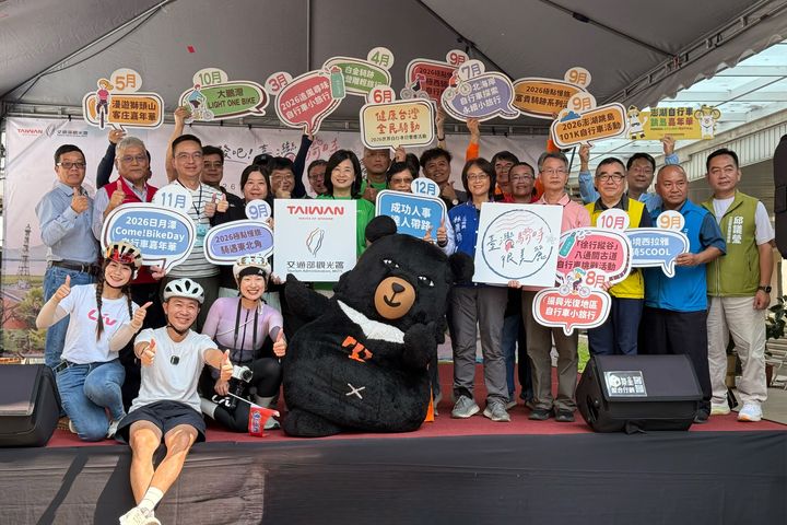 ▲11 個風景區管理處長官代表齊聚，宣告2026年度自行車系列活動正式開騎。　圖：交通部觀光署／提供
