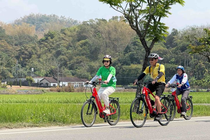 ▲觀光署陳署長及長官貴賓們騎乘雙輪穿梭綠意，親身體驗低碳慢旅帶來的悠閒樂趣。　圖：交通部觀光署／提供