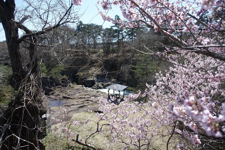 ▲嚴美溪與猊鼻溪的特色截然不同，此處雖無法乘船漫船，但能體驗眺望奇岩怪石與大自然相襯之美。　圖：一關市／提供