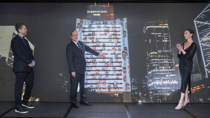 ▲Art Basel 行政總裁 Noah Horowitz （左一）、旅發局主席林建岳博士（中）及 AOTM Gallery 代表 Aniko Berman 女士（右一）主持戶外投影數碼藝術啟動儀式。　圖：香港旅遊發展局／提供