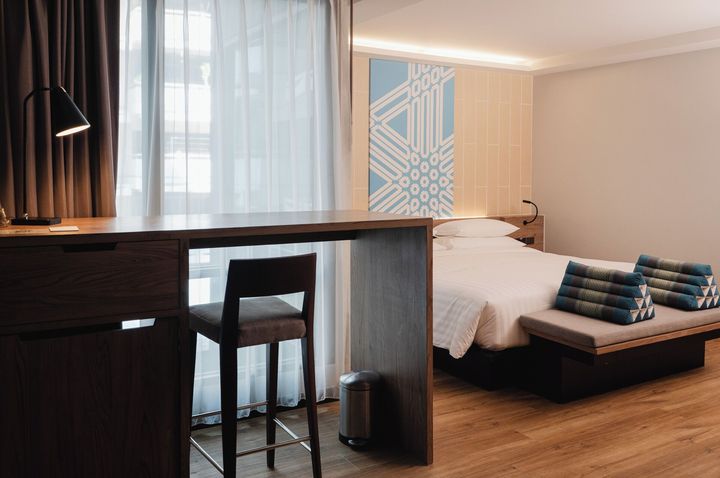 ▲拉克音暹羅－素坤逸15巷酒店鄰近 BTS Nana 站並提供接駁服務。　圖：Klook／提供