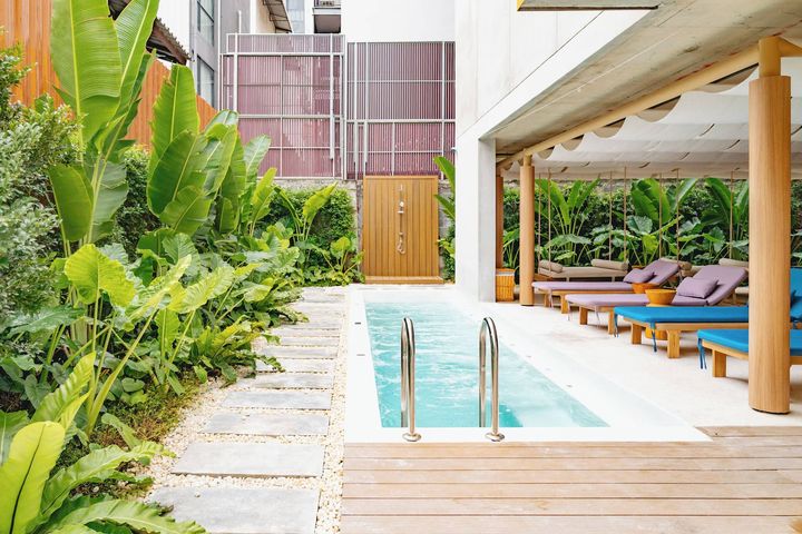 ▲VELA be Bangkok Siam 飯店設有戶外泳池、吊床休憩區等，整體氛圍輕鬆愜意。　圖：Klook／提供