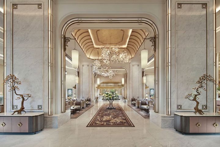Grande Centre Point Lumphini 飯店以大理石與金色調打造宮殿氣派空間。　圖：Klook／提供 