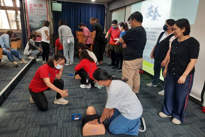 第一線救護人員教育訓練－CPR 操作。　圖：茂林國家風景區管理處／提供